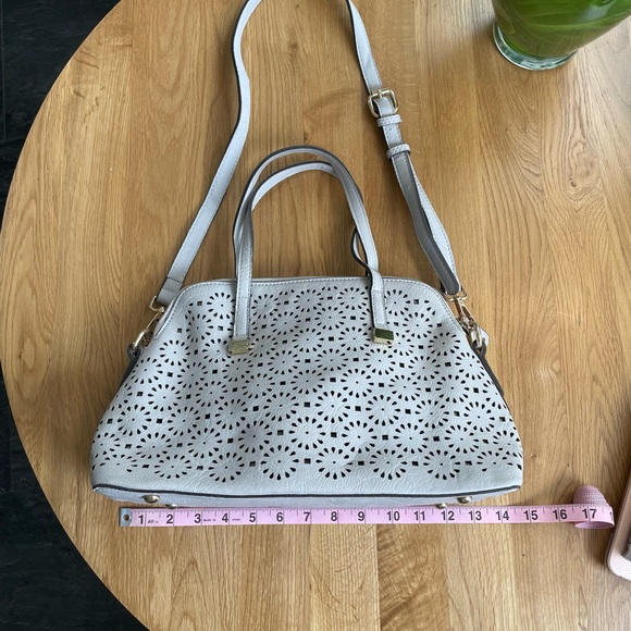 Greige doily pattern purse with removable shoulder strap - Picture 7 of 15